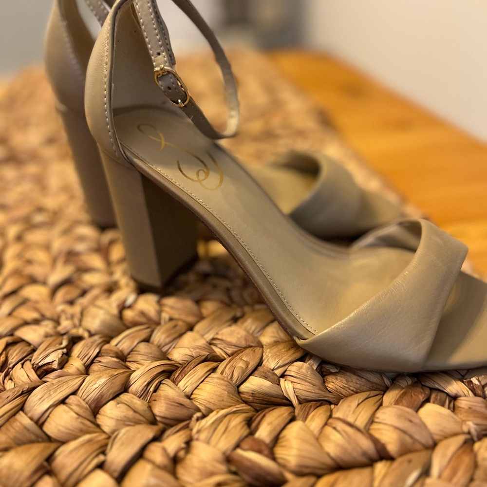 Sam Edelman women’s tan ankle strap heels size 7 3” heel - Picture 3 of 8